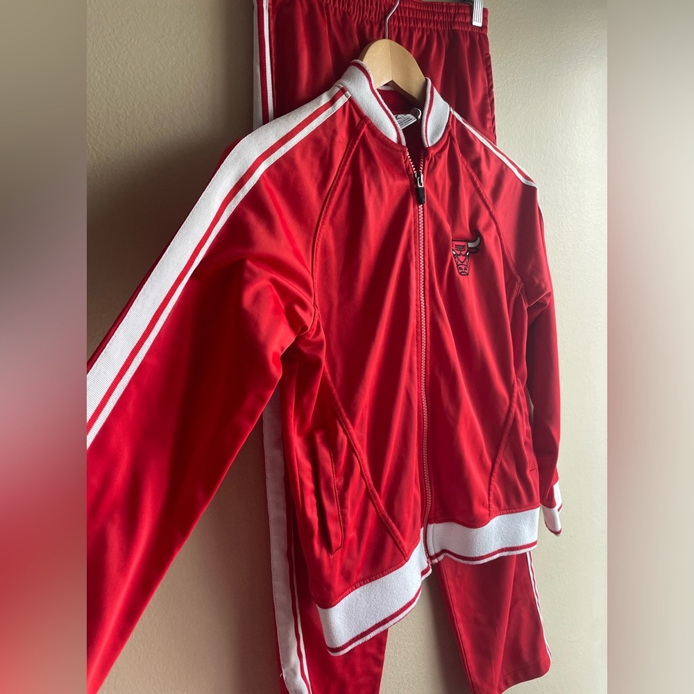 Chicago Bulls Kids Red Athletic Set 2 Top Button Size Medium - Picture 3 of 13